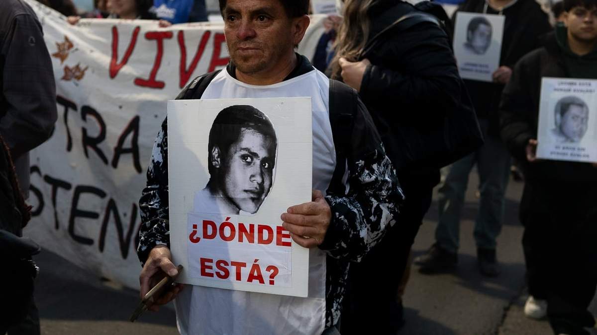 Se realizó una marcha al cumplirse 22 años de la desaparición de Sergio Ávalos. Fuente: (Emiliano Ortiz)