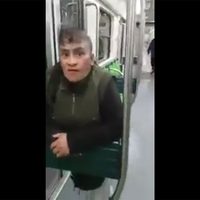 La captan "pasando báscula" a un pasajero dormido en el Metro; "se me hizo fácil", dice (Video)