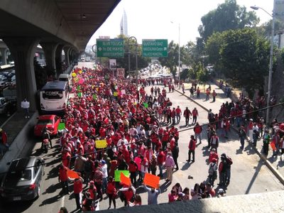 Trabajadores del ayuntamiento de Naucalpan colapsaron vialidades para exigir el pago de salarios