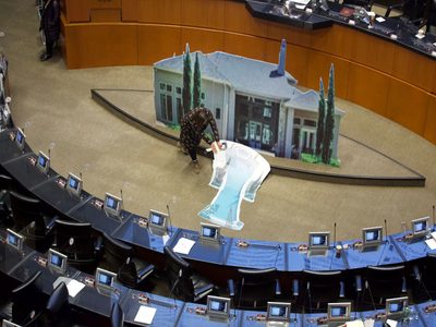 Panistas colocan réplica de la "casa gris" de José Ramón López Beltrán en la tribuna del Senado