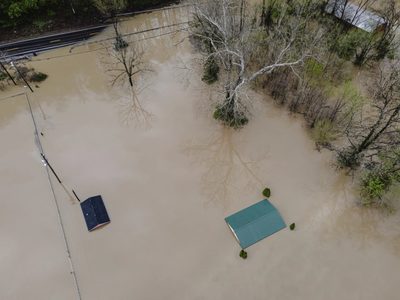 Un niño de 9 años murió en las inundaciones de EU cuando caminaba para tomar su autobús escolar