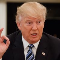 Trump firma tres órdenes ejecutivas para bajar violencia; una va contra los cárteles