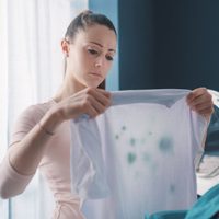Con solo 1 ingrediente: mirá cómo quitar las manchas de ropa teñida con otra prenda en minutos