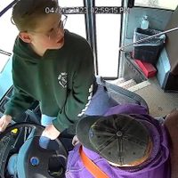 Niño detiene autobús al desmayarse la conductora (Video)