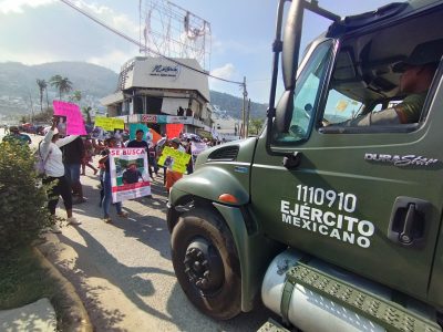 Familiares de marineros desaparecidos en Acapulco exigen ampliar el área de búsqueda