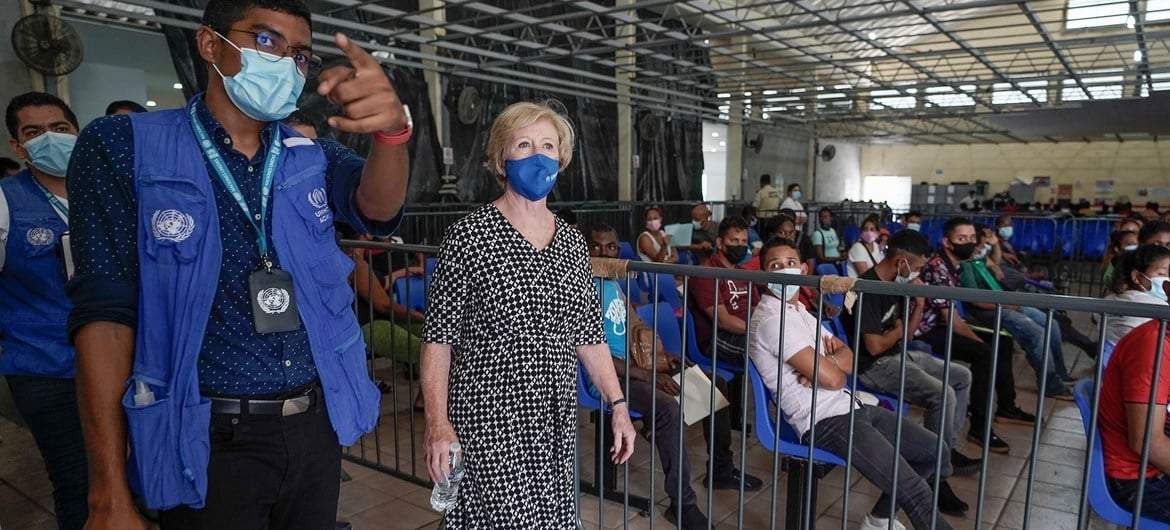La alta comisionada adjunta en materia de Protección de ACNUR, Gillian Triggs, recorre un Centro de Atención a Refugiados