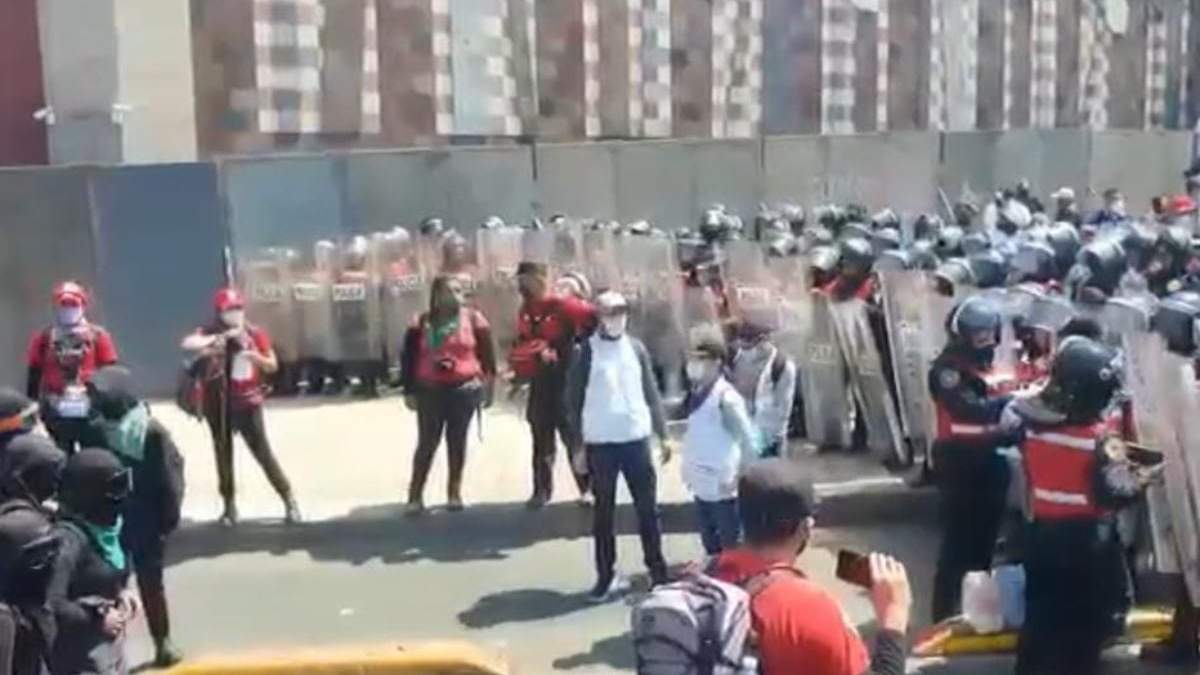 Grupo de encapuchadas encapsuladas