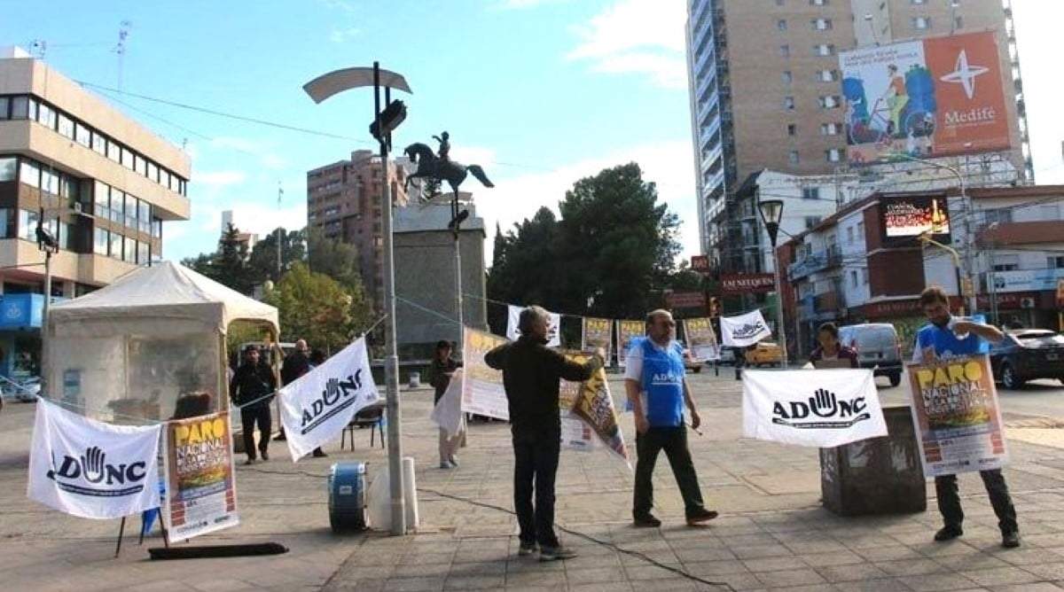 Actividad de ADUNC en el Monumento a San Martín. Fuente: (Facebook)