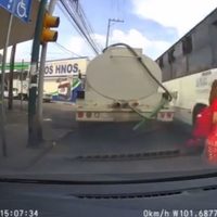 Difunden video con distracción peligrosa de mujer