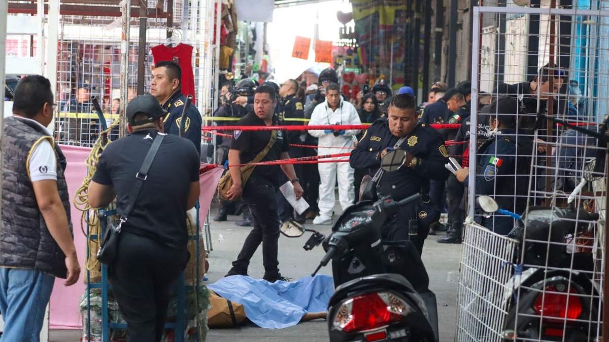 CIUDAD DE MÉXICO, 24OCTUBRE2025.- Una balacera en Tepito deja tres muertos y una mujer herida, en el Eje 1 Norte y Tenochtitlan. Los hechos se suscitaron entre los puestos en donde quedaron dos hombres muertos, uno más murió en el hospital de Balbuena y mujer comerciante herida