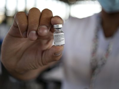 La vacuna contra covid-19 Pfizer-BioNTech es segura y de alta eficacia adolescentes de 12 a 15 años