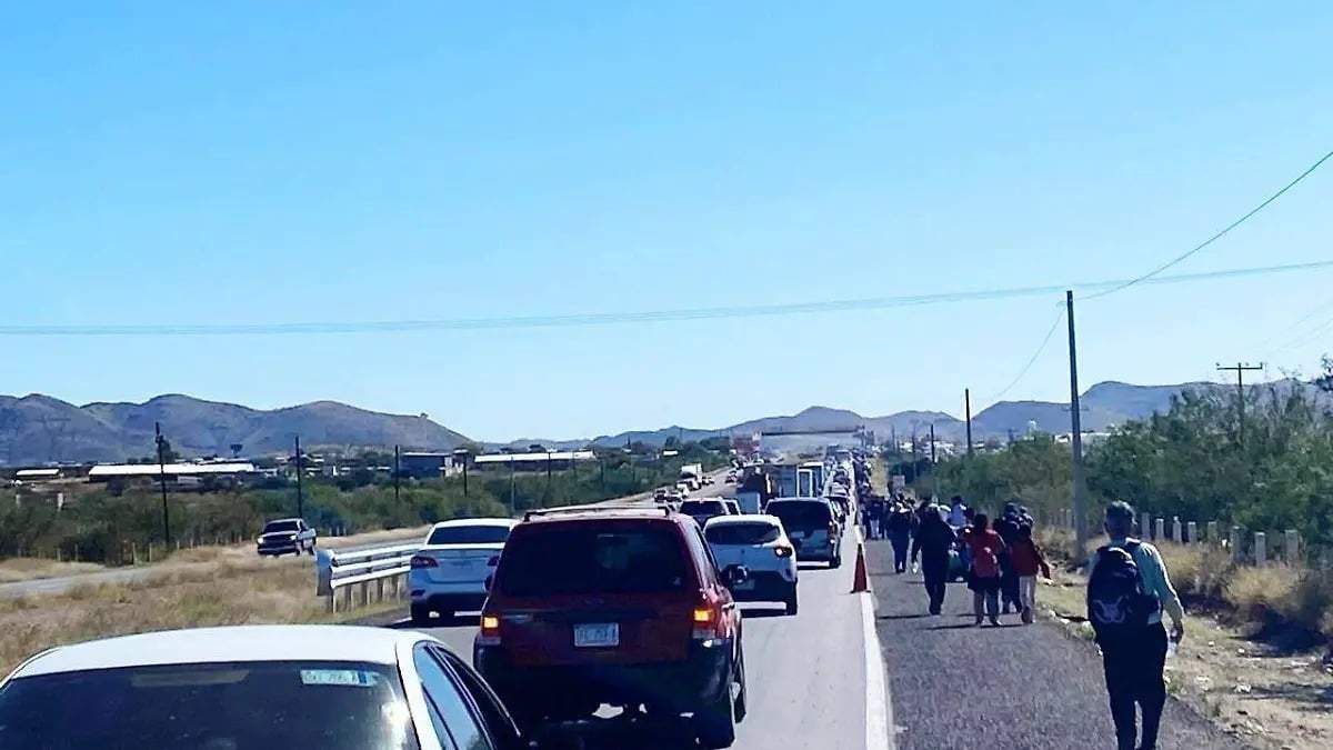 Comunidades indígenas bloquean cinco carreteras en Michoacán; exigen mayor seguridad en la entidad