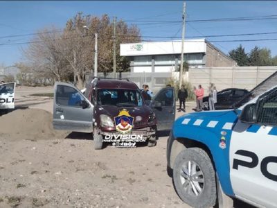 La policía recuperó un vehículo robado y demoró a dos personas en Neuquén