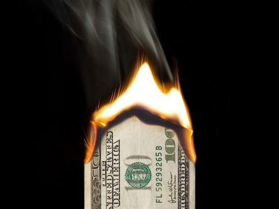 Vuelven a subir el dólar oficial y varios bancos venden el solidario por arriba de los $100