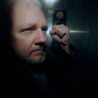 Sentencian a Assange a 50 semanas de cárcel; aún enfrenta acusación en EU