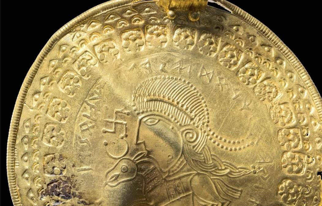 La inscripción "es el hombre de Odín" se ve en semicículo sobre una figura en un bracteato dorado desenterrado en Vindelev, Dinamarca, a finales de 2020. Los científicos han identificado la mención más antigua conocida al dios nórdico Odín en un disco de oro encontrado en el oeste de Dinamarca
