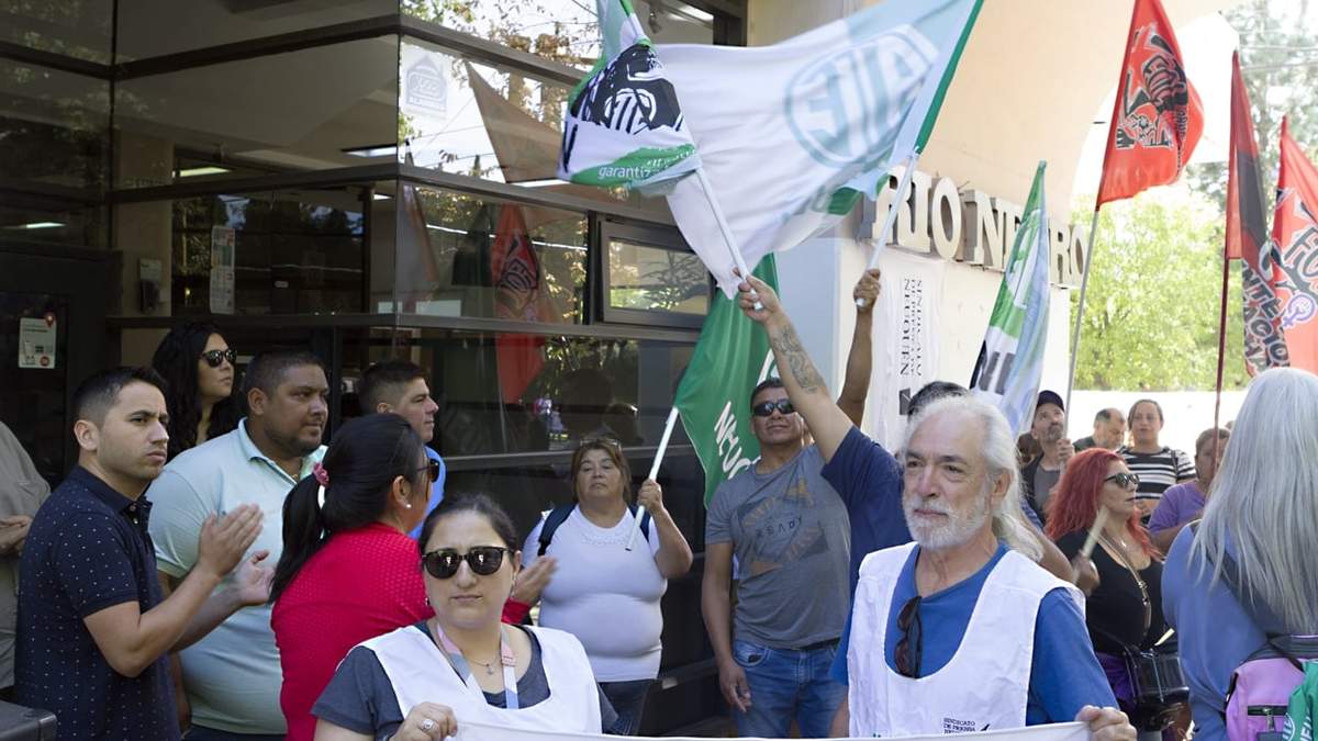 El ruidazo se realizó en las puertas de la Agencia Neuquén del Diario Río Negro. Fuente: (Emiliano Ortiz)