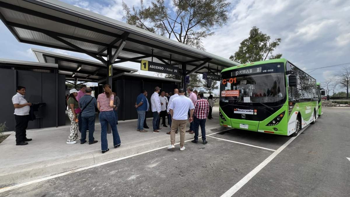 Zona exclusiva para taxis de plataforma junto al Aeropuerto de Guadalajara