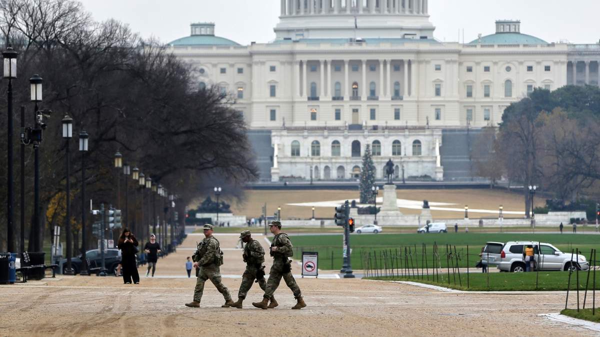 Agentes de la Guardia Nacional patrullan el National Mall cerca del Capitolio de EEUU, el miércoles 26 de noviembre de 2025, en Washington