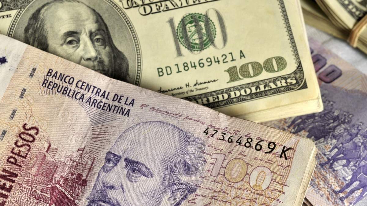 Dólar y peso argentino. Fuente: (Twitter)