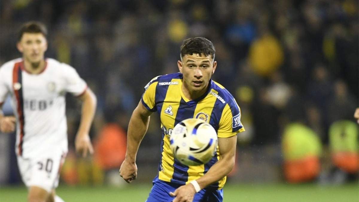 Gaspar Duarte con la mirada fija en el balón. Rosario Central y San Lorenzo empataron... en goles anulados