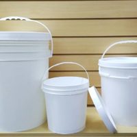 Con baldes de plástico y un palo de escoba viejo, armá este divino proyecto para las plantas de tu casa