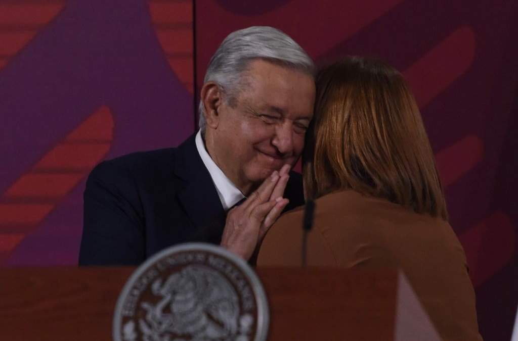 El presidente evita abrazar a Tatiana Clouthier