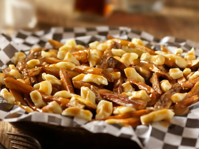 Poutine: la popular receta canadiense del pollo más rico y tentador para elevar el nivel de tu cena