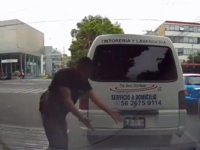 Limpiaparabrisas finge ser atropellado y lanza golpes contra el vehículo (Video)