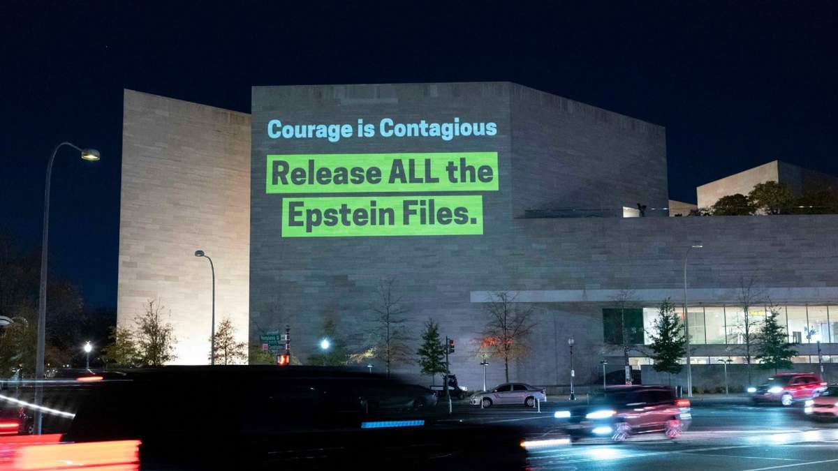 En la pared de la Galería Nacional de Arte de Washington se puede ver una proyección de "Un mundo sin explotación" que insta al Congreso a votar sí a la ley de transparencia de los archivos Epstein