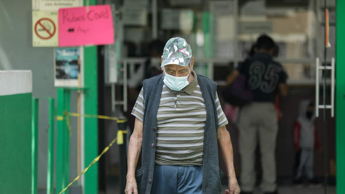 Un hombre sale de un centro de salud donde se realizan pruebas Covid-19