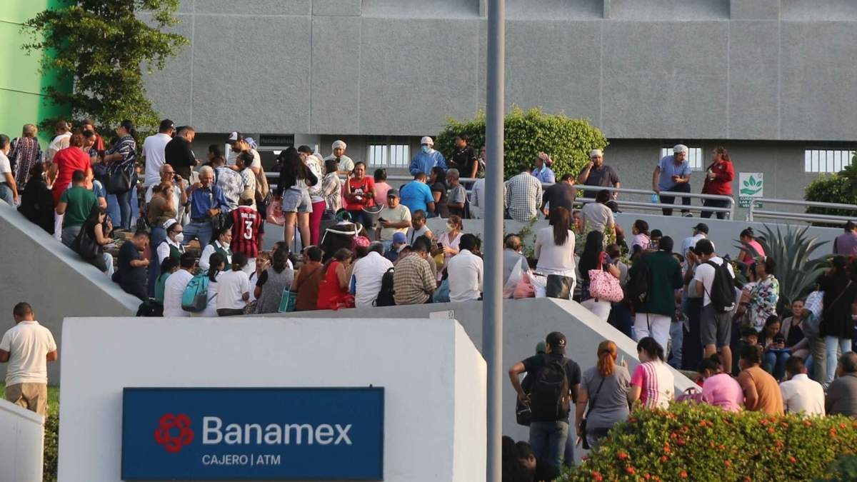 Trabajadores y familiares de pacientes del hospital Vicente Guerrero del IMSS en Acapulco evacuaron las instalaciones del hospital durante el sismo