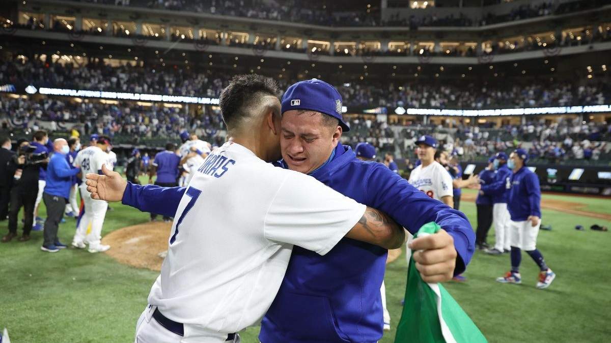 Julio Urías y Víctor González, de los Dodgers de Los Ángeles