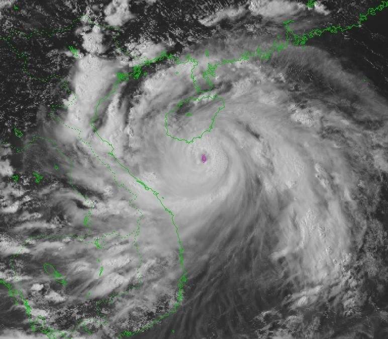 El tifón Kajiki inunda la isla de Hainan, en el sur de China, y se dirige hacia Vietnam