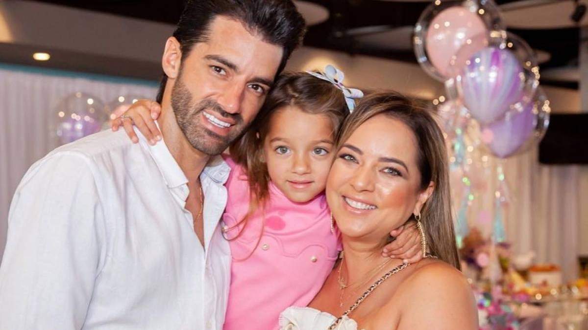 Adamari López, Toni Costa y Alaïa. Fuente: (Instagram)