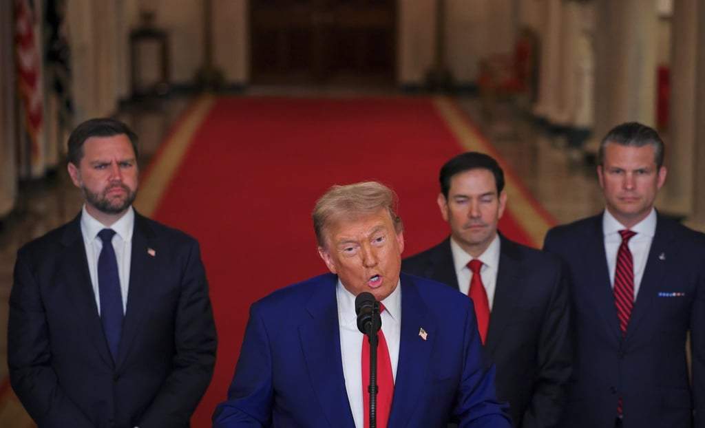 El presidente Donald Trump habla desde la Sala Este de la Casa Blanca en Washington, el sábado 21 de junio de 2025, después de que el ejército estadunidense atacara tres sitios nucleares y militares iraníes, uniéndose directamente al esfuerzo de Israel para decapitar el programa nuclear del país; lo acompañan: el vicepresidente JD Vance, el secretario de Estado Marco Rubio y el secretario de Defensa Pete Hegseth