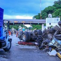 Tráiler sin frenos embiste a vehículos y se estrella contra caseta en la México-Acapulco; un muerto