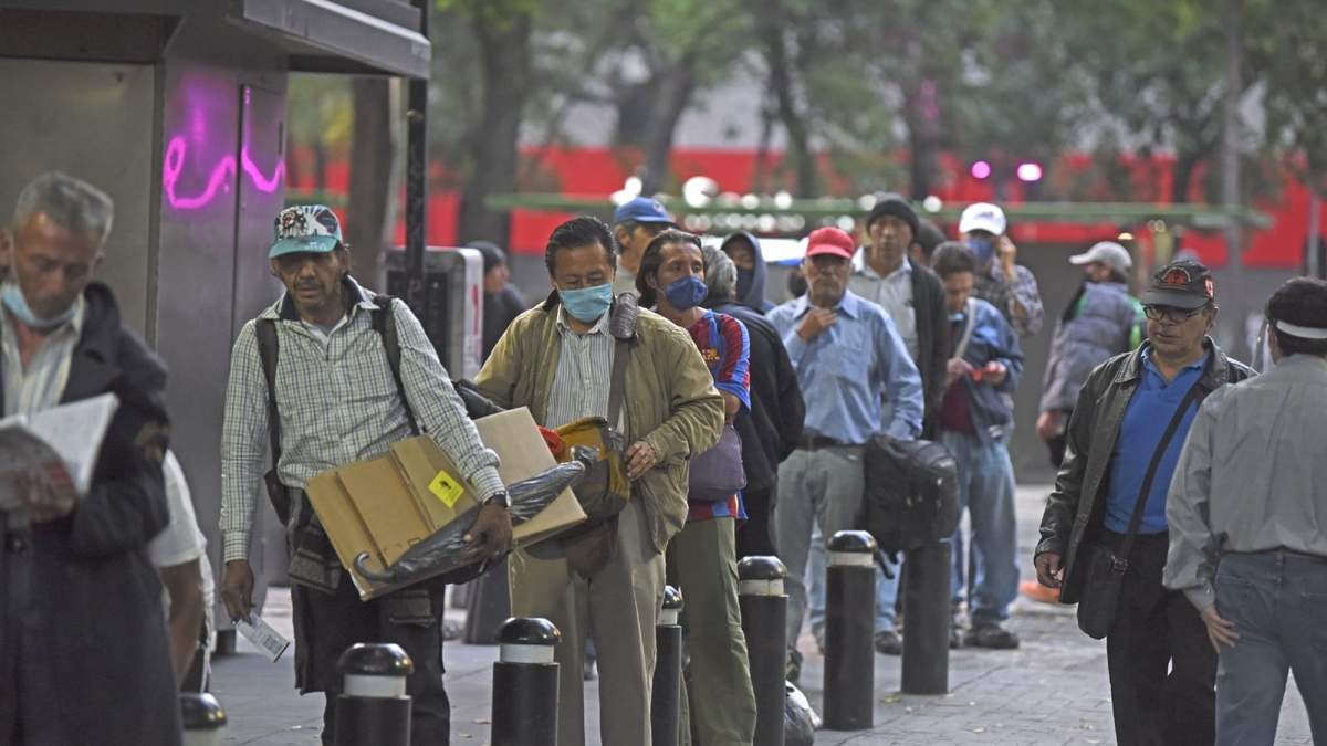 Personas hacen fila para recibir ayuda durante la pandemia en la CDMX