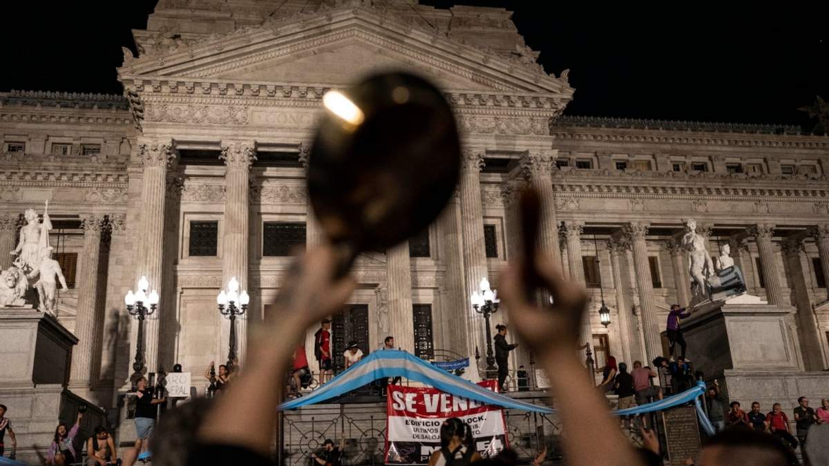 Manifestantes corean consignas antigubernamentales frente al Congreso Nacional para protestar contra las medidas económicas del gobierno, en Buenos Aires, Argentina