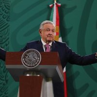 AMLO rechaza vacunarse antes para no caer en influyentismo y usar cubrebocas porque "ya no contagia"