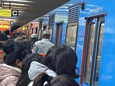 Con todo y Guardia Nacional siguen las fallas en el Metro: desalojan un tren en la Línea 7