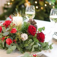 Con copas viejas y adornos del año pasado, creá este flamante centro de mesa navideño