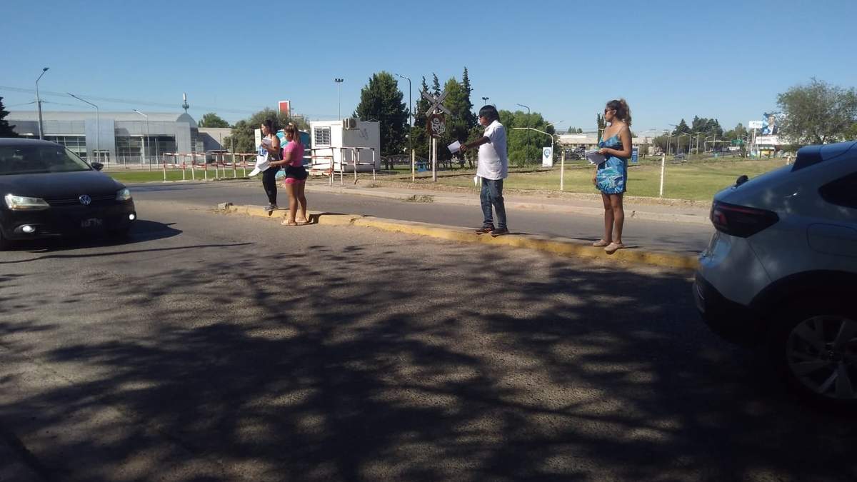 Volanteada de vecinos del barrio Sapere en Neuquén capital, por falta de agua. Fuente: (Facebook)