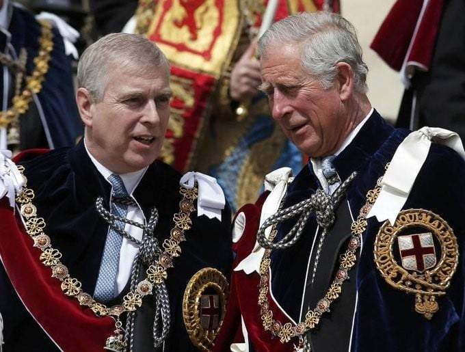 El príncipe Andrés, duque de York y el rey Carlos III