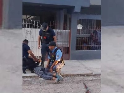 La policía detuvo a un individuo que caminaba por la vía pública portando una escopeta en Villa Ceferino