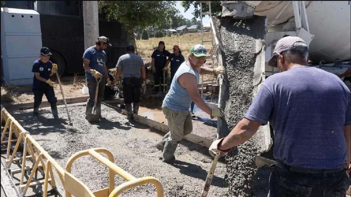 Beneficiarios de planes nacionales trabajaron en el asfalto de calles. Fuente: (RSM)