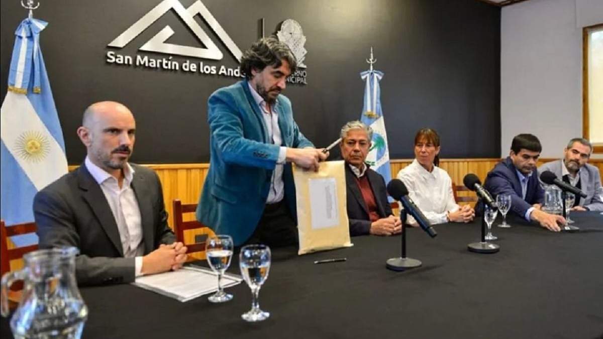 El gobernador y funcionarios de la provincia en el acto de apertura de sobres en san Martín de los Andes. Fuente: (Gobierno de Neuquén)