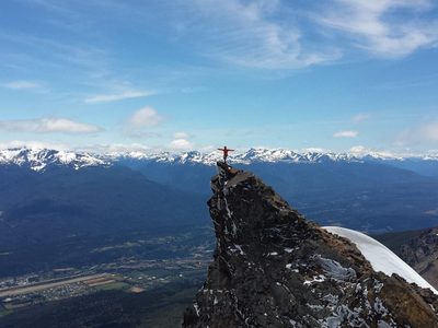 Impactante: capturan una extraña luz sobre el cerro Piltriquitrón