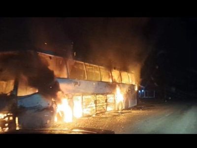Sujetos armados incendian vehículos y colocan narcomantas en Macuspana