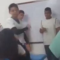 Estudiante de 14 años apuñala a compañera que se burló de su exposición (Video)